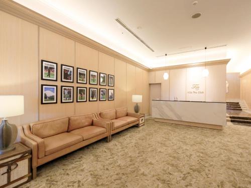 a living room with a couch and a table at Villa The Club 御殿場ウエスト in Gotemba
