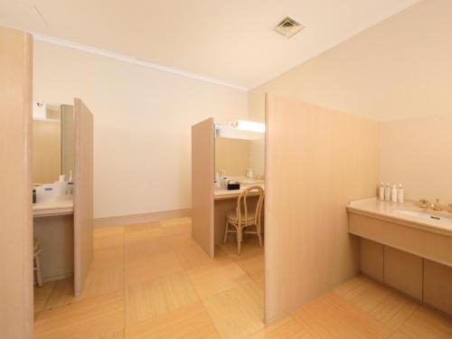 a bathroom with a sink and a mirror at Villa The Club 御殿場ウエスト in Gotemba