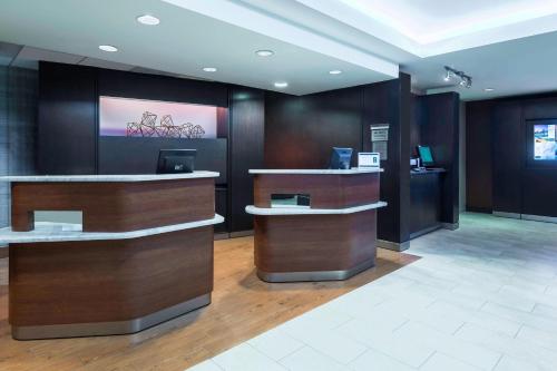 a lobby with a reception desk and a counter at Courtyard Sarasota Bradenton Airport in Sarasota