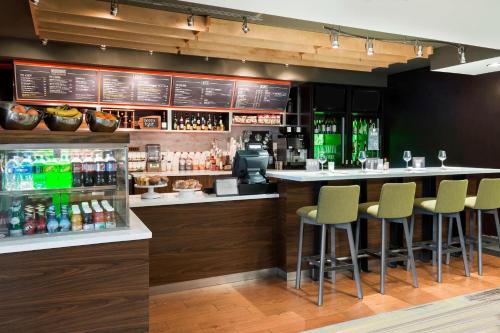 a bar with green stools in a restaurant at Courtyard Sarasota Bradenton Airport in Sarasota