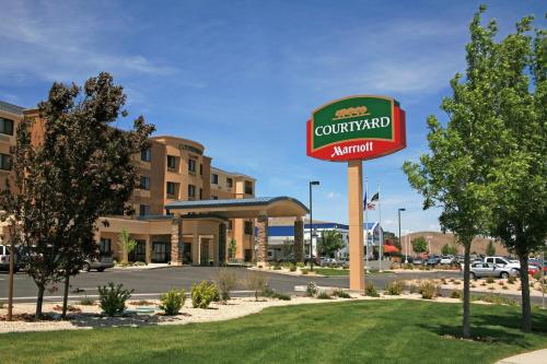 Courtyard Carson Cityに飾ってある許可証、賞状、看板またはその他の書類