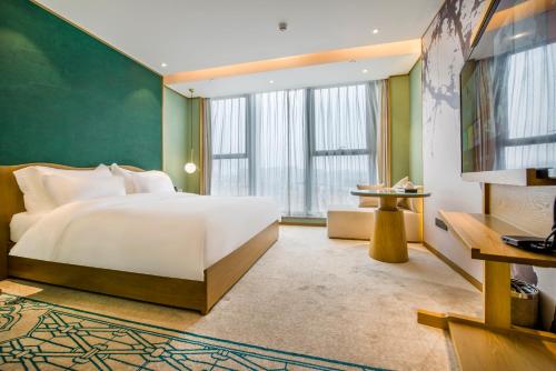 Ένα ή περισσότερα κρεβάτια σε δωμάτιο στο Rongjing Bay Hotel