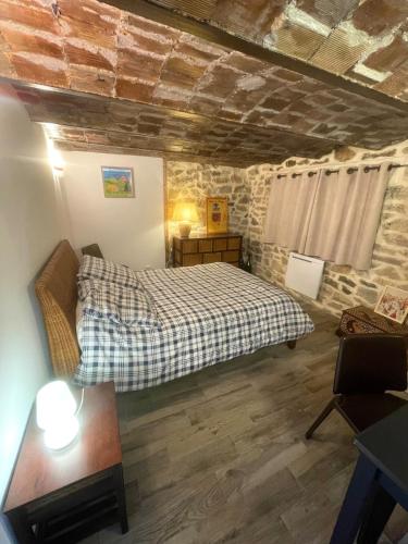 une chambre avec un lit et une table dans une pièce dans l'établissement Appartement T3 Nîmes Centre, à Nîmes