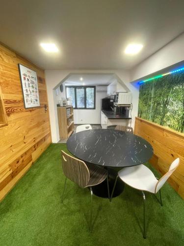 une cuisine et une salle à manger avec une table et des chaises dans l'établissement Appartement T3 Nîmes Centre, à Nîmes