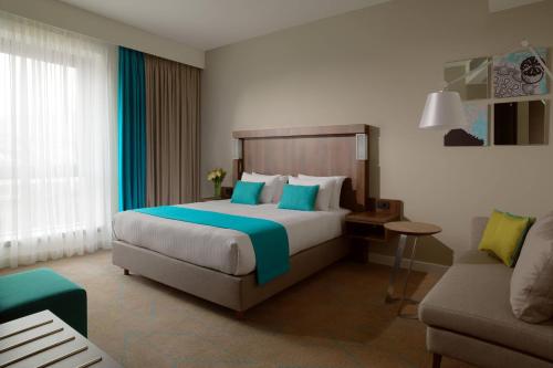 Postel nebo postele na pokoji v ubytování Courtyard by Marriott Sarajevo