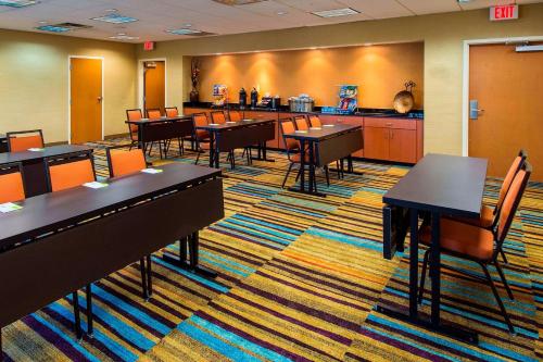 a dining room with tables and chairs in a room at Fairfield Inn & Suites by Marriott Atlanta Buford/Mall of Georgia in Buford