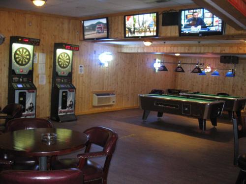 a room with a pool table and some video games at Frontier Lodge in Lander