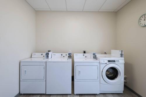 two washing machines and a washer and dryer in a room at Courtyard St. Louis Brentwood in Richmond Heights