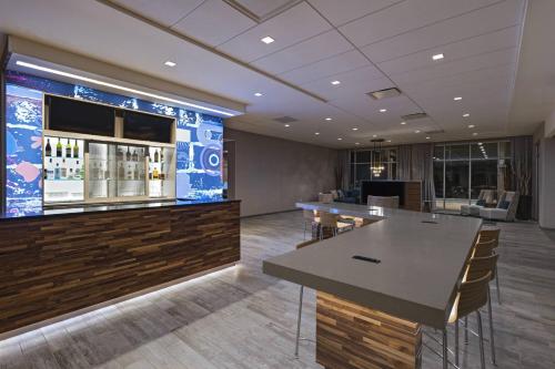 an office with a bar with tables and chairs at Courtyard St. Louis Brentwood in Richmond Heights