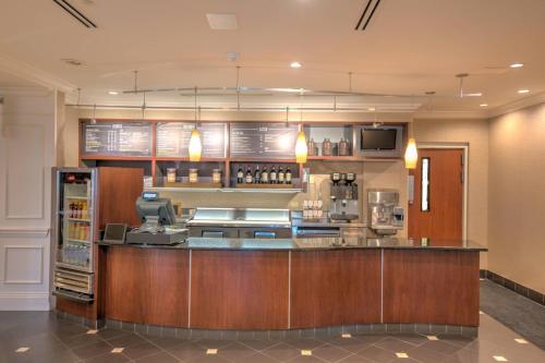a large kitchen with a bar in a hotel at Courtyard Chapel Hill in Chapel Hill