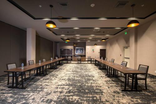 a long conference room with long tables and chairs at Courtyard by Marriott San Luis Potosi, Los Lagos in San Luis Potosí