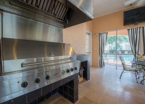 cocina con fogones de acero inoxidable horno superior en Legacy Villa 1901, en Gulfport