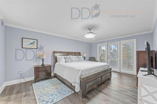 Un dormitorio con una cama y un televisor. en Ocean Club Villa B-220, en Biloxi