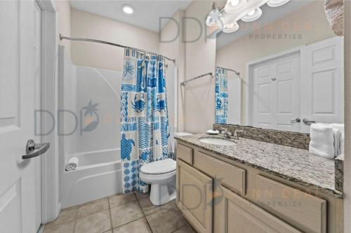 un bagno con lavandino, WC e doccia di Legacy Tower Two 107 Deluxe a Gulfport