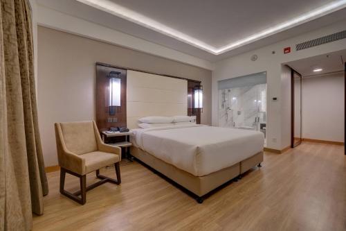 Postel nebo postele na pokoji v ubytování Courtyard by Marriott Surat