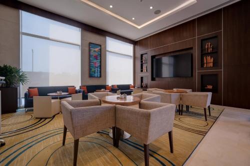 TV a/nebo společenská místnost v ubytování Courtyard by Marriott Surat
