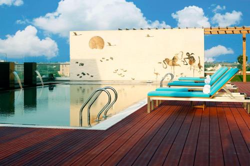 Bazén v ubytování Courtyard by Marriott Surat nebo v jeho okolí