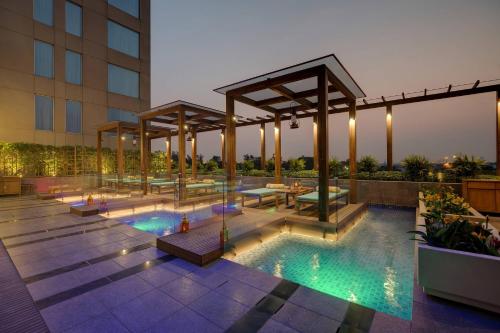 Bazén v ubytování Courtyard by Marriott Surat nebo v jeho okolí