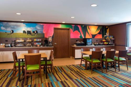 Ресторан / где поесть в Fairfield Inn and Suites by Marriott Chicago St. Charles