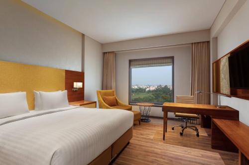 Ein Bett oder Betten in einem Zimmer der Unterkunft Courtyard by Marriott Raipur