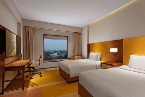 Ein Bett oder Betten in einem Zimmer der Unterkunft Courtyard by Marriott Raipur