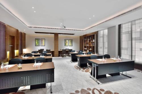 Ein Sitzbereich in der Unterkunft Courtyard by Marriott Raipur