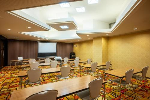 El área de trabajo o centro de convenciones de グランドサンピア八戸