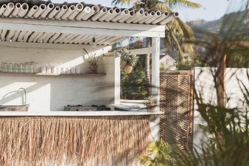 una cocina al aire libre con fregadero y ventana en Nalua Surf Boutique Hotel, en Kuta Lombok