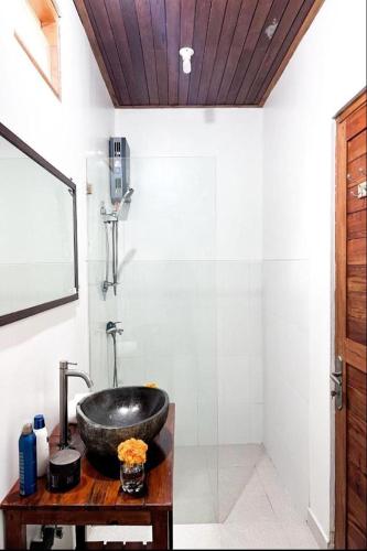 a bathroom with a black sink and a shower at Villa Felise Sanur in Sanur