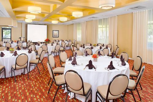Εστιατόριο ή άλλο μέρος για φαγητό στο Courtyard by Marriott Sacramento Midtown