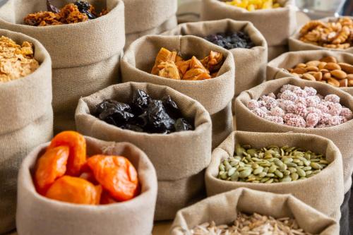 een heleboel tassen gevuld met verschillende soorten eten bij Courtyard by Marriott Tashkent in Tasjkent