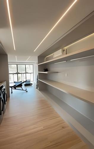 a room with a wall of empty shelves at Loft luxo p/ 4 pessoas, a 50m do mar in Ilha da Restinga