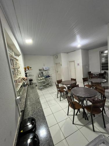 Η κουζίνα ή μικρή κουζίνα στο Hotel Faria