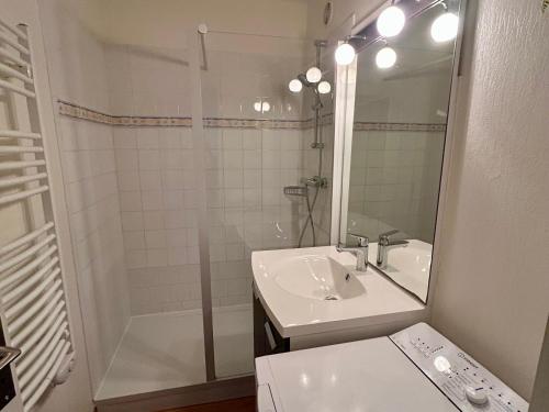 une salle de bain avec un lavabo et une douche avec un miroir dans l'établissement Studio à St Jean de Monts, accès plage, 3 pers, balcon - FR-1-652-48, à Saint-Jean-de-Monts