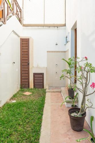 a courtyard with potted plants in a building at Casa privada con alberca grande in Chetumal