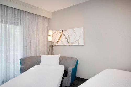 Courtyard by Marriott Savannah Midtownにあるベッド