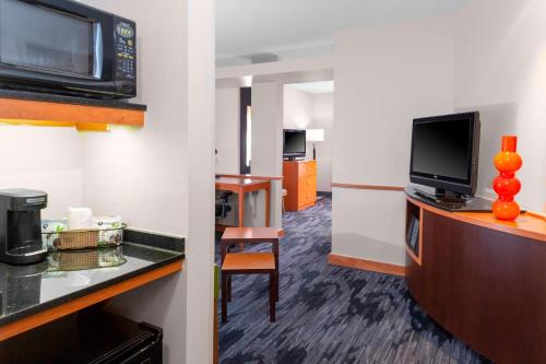 Televisyen dan/atau pusat hiburan di Fairfield Inn and Suites by Marriott Gadsden