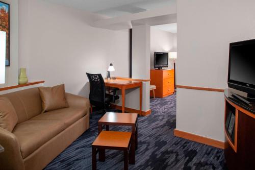 Televisyen dan/atau pusat hiburan di Fairfield Inn and Suites by Marriott Gadsden