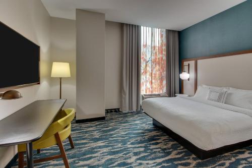 une chambre d'hôtel avec un lit et un bureau dans l'établissement Fairfield Inn & Suites by Marriott Birmingham Downtown, à Birmingham