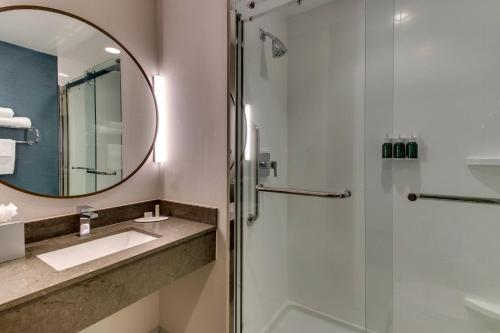 Salle de bains dans l'établissement Fairfield Inn & Suites by Marriott Birmingham Downtown