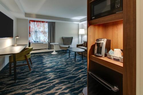 Télévision ou salle de divertissement dans l'établissement Fairfield Inn & Suites by Marriott Birmingham Downtown