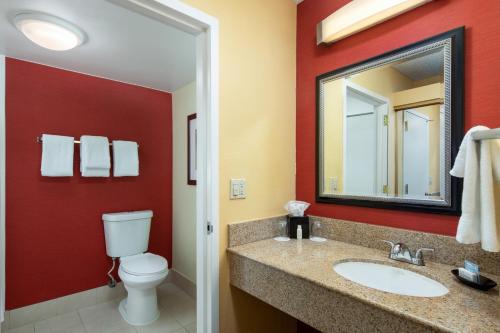 Salle de bains dans l'établissement Courtyard by Marriott San Diego Sorrento Valley