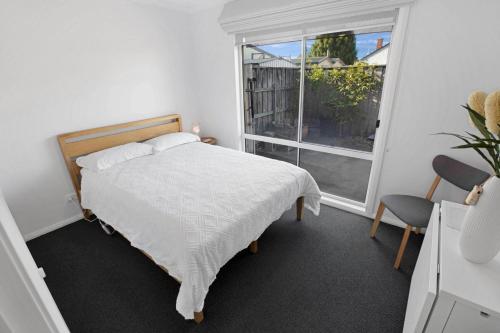 una camera da letto con un letto e una grande finestra di Sea Breeze a Paynesville