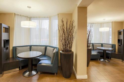 Гостиная зона в Courtyard by Marriott San Antonio Airport/North Star Mall