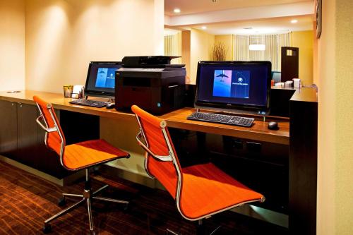 Телевизор и/или развлекательный центр в Courtyard by Marriott San Antonio Airport/North Star Mall