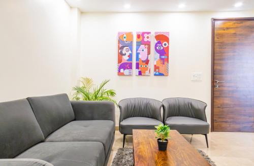 a living room with a couch and two chairs at Housr Sector 43 Gurgaon Near One Horizon Centre in Gurgaon