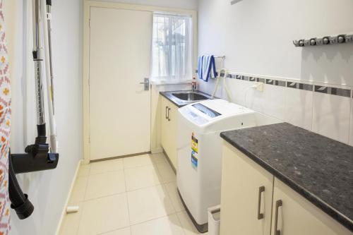 Η κουζίνα ή μικρή κουζίνα στο Paynesville Villa