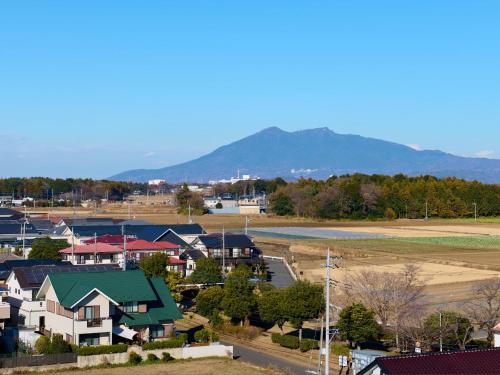 つくば市にあるホテル東光の家並みと川山のある小さな町