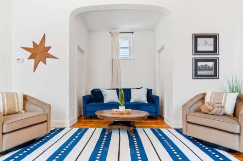 Una sala de estar con dos sofás y una mesa de café. en Stylish Retreat Walkable to Bars & Restaurants, en Louisville