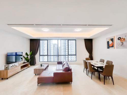 een woonkamer met een bank en een tafel bij D'Rapport Residences by Manhattan Group in Kuala Lumpur